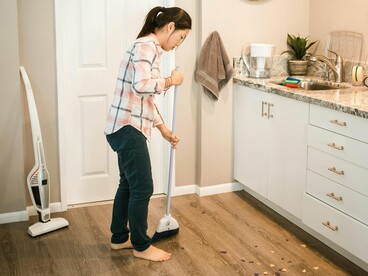 Além do trabalho e da família, existe a dimensão da aparência. O mundo da moda exerce influência significativa sobre o cotidiano feminino. A indústria da moda cria tendências, estabelece padrões de beleza e molda expectativas sociais. Desde cedo, mulheres são expostas à ideia de que a apresentação pessoal é parte essencial de sua identidade e sucesso. Isso se traduz em tempo investido na escolha de roupas, maquiagem e cuidados estéticos