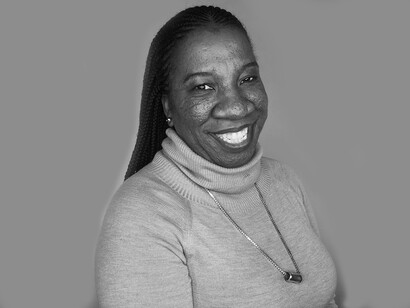 Tarana Burke comenzó a usar la frase «Me Too» en 2006, en la red social Myspace con el fin de promover el «empoderamiento a través de la empatía» entre las mujeres de color que han sido abusadas sexualmente