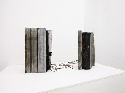 Francesco Fonassi, Tenere in custodia, 2017, 30′ sound pièce, speakers, piombo, low frequency exciter