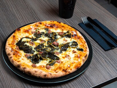 Pizza con friarielli.  friarielli sono coltivati principalmente nelle aree interne della Campania, come Acerra e Afragola