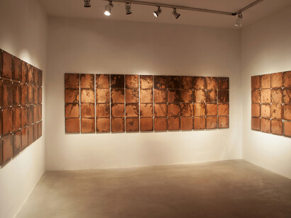 Federico Gori, Underground, 2015, incisioni e ossidazioni naturali su rame, dimensioni ambientali, veduta dell’installazione, Palazzo Fabroni, Arti Visive Contemporanee, Pistoia 2015. photo credits: Bärbel 