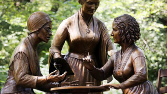 Meredith Bergmann, *Women’s Rights Pioneers Monument*,  2020,  Central Park, Nueva York, EE.UU