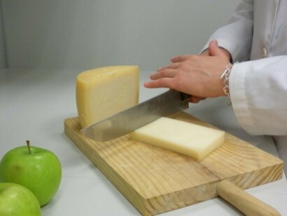 Cortando una pieza de queso Idiazábal