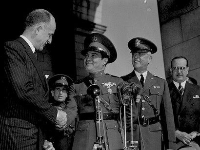 Le dictateur cubain accueilli à son arrivée. Washington, D.C.; Sumner Wells, sous-secrétaire d'État, serre la main du colonel Fulgencio Batista, alias le général Malin Craig, chef d'état-major de l'armée américaine