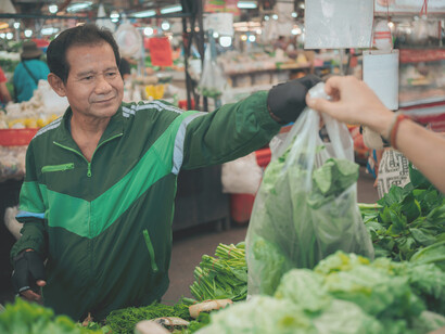 Empresario durante una compra. Hay que evitar la falta de insumos pues no solo genera estrés en la cocina, sino que también puede afectar directamente la calidad del servicio