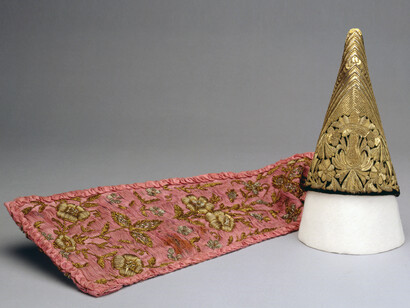 A lady’s head dress, North Africa, Maghreb, 19th century, Silk, cotton, metal threads, cardboard, © Max Freiherr von Oppenheim Foundation at the Rautenstrauch Joest Museum, Cologne