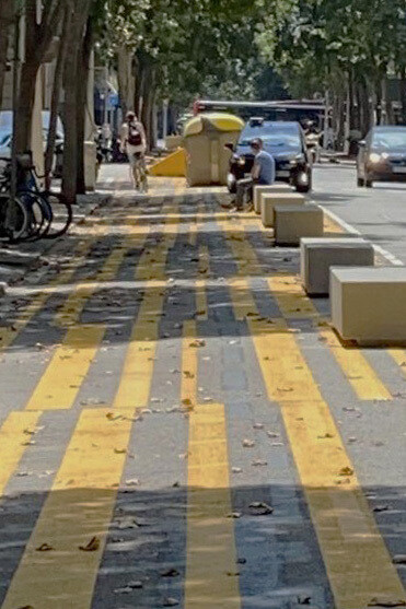 Pintaron en el asfalto rayas amarillas