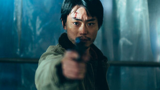 Diretto da Kiyoshi Kurosawa, "Cloud" segna un’evoluzione stilistica nel suo cinema, mescolando thriller esistenziale e critica sociale. In copertina il protagonista, Masaki Suda, in una scena del film