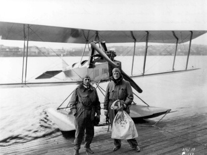 William E. Boeing e piloto Eddie Hubbard voou o primeiro vôo de correio internacional para os EUA em 3 de março de 1919 a partir de Vancouver, BC para Seattle