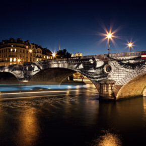 JR, "28 Millimètres, Women Are Heroes, Exposition in Paris, Pont Louis-Philippe - Pont Maris side by night, with barge, France" / "28 Millimètres, Women Are Heroes, Exhibition in Paris, Pont Louis-Philippe - Pont Maris side by night, with barge, France", 2015, Photographie couleur sur papier monté sur aluminium / Color print on metallic paper mounted on aluminum, 125 x 187.6 cm / 49 7/32 x 73 27/32 in © JR-ART.NET, Galerie Perrotin
