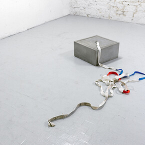 Giovanni Termini, Idea di coesione, 2013, cemento e fasce ricucite, cm 25x50x50. Courtesy of MAC