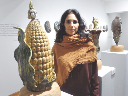 Rosamar Corcuera junto a su cerámica 'Mujer Maíz', expuesta en el Centro Cultural Ricardo Palma, Miraflores, Perú