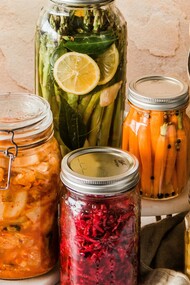 La fermentazione è una trasformazione naturale in cui lieviti, batteri e muffe convertono zuccheri e amidi, rendendo gli alimenti più nutrienti, digeribili e conservabili