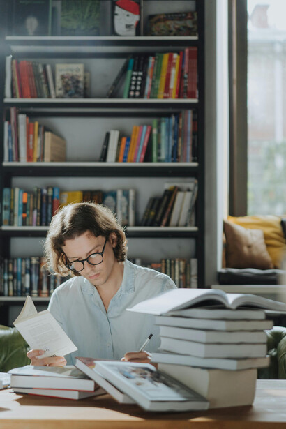 Joven escritor en su biblioteca