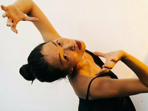 Mais do que uma ferramenta auxiliar, a arte é um elemento central no fortalecimento da saúde mental das sociedades. Ela cria espaços de diálogo, cura feridas invisíveis e nos lembra, diariamente, daquilo que nos faz humanos: a capacidade de sentir, imaginar e compartilhar