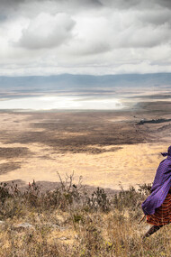 Cratere Ngorongoro dall’alto, con pastore Masai 