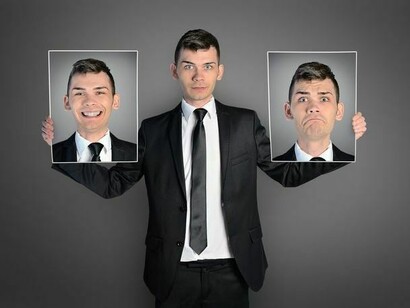 Homem com várias faces para ocasiões diferentes