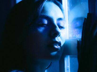 Dans la lumière bleue de la nuit, la jalousie veille en silence, tapie derrière la vitre, entre désir et retenue