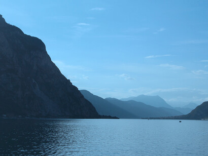 Leggere un libro è fare un viaggio. Con l’addio ai suoi monti, Lucia si riferisce a chi, ingiustamente e contro la sua volontà si allontana dalla sua terra. Lago di Como, Italia