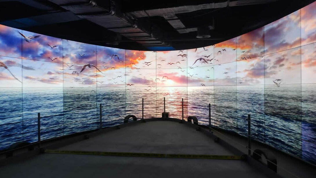Foto de uma das exibições de realidade aumentada da Galeria da Marinha no Museu Militar de Bangabandhu, em Bangladesh. A tecnologia está cada vez mais presente em nossa vida cotidiana, e a educação não poderia ficar de fora dessa revolução