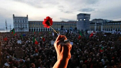 Comemoração à Revolução dos Cravos, em Portugal. Quando se trata do coletivo, a liberdade ou a falta dela é um grito ainda mais forte. A sua ausência torna a condição humana inabitável. Ditaduras e guerras que cerceiam a liberdade e tem vis interesses destroem não só territórios, mas igualmente a cultura e, consequentemente, a liberdade de viver dignamente. O povo é assolado pela miséria e não acessam a liberdade, que teoricamente é um direito