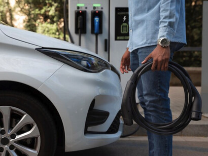 Una parte creciente de la gente vive una realidad complicada, muchas baterías y muy pocos enchufes. Latinoamericano con su auto eléctrico