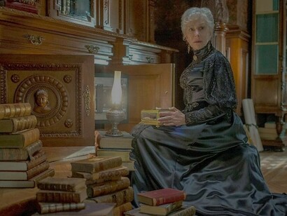 Sarah Winchester, viúva do fabricante da carabina Winchester, acreditava que a construção constante da casa a protegeria dos espíritos das pessoas mortas pelas armas Winchester
