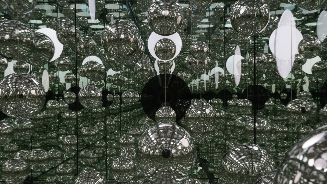 Yayoi Kusama, Infinity Mirrored Room - Let's Survive Forever, 2017. Image © Yayoi Kusama. Courtesy of David Zwirner, New York; Ota Fine Arts, Tokyo/Singapore/Shanghai; Victoria Miro, London; Yayoi Kusama Inc.