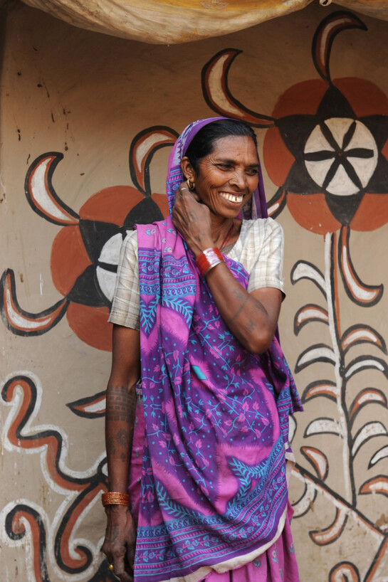 Deidi Von Schaewen, Artist in Bhelwara in front of her painted wall in Sohrai style