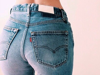 Una mujer con pantalones vaqueros