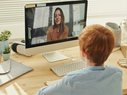 Menino faz aulas online durante a pandemia