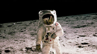 De l’exploration à la projection de puissance, l’astronaute sur la Lune incarne la transformation de l’espace, passé de frontière scientifique à territoire symbolique et stratégique, désormais intégré aux logiques de rivalité et de souveraineté des grandes puissances