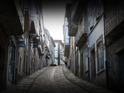 Calle angosta en subida desde la ciudad de Betanzos en Galicia, España