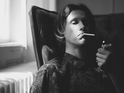 Lettres de Rilke : amour, solitude, art et création. À l’ère du digital, de l’internet et des réseaux sociaux, nous sommes en constante connexion avec les autres mais qui semble, elle aussi, très solitaire 