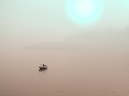 Pescador adentrándose en espesa niebla del lago. Quizás vivir alejados del ruido artificial del mundo mecanizado facilita la conexión con lo más profundo de la sabiduría