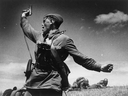 Oficial soviético (se cree que es el ucraniano Alexei Yeryomenko) liderando a sus soldados en la batalla contra el ejército alemán invasor, 1942