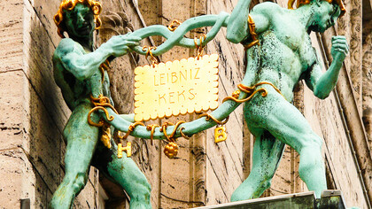 Die Bretzelmänner, Skulptur von Georg Herting