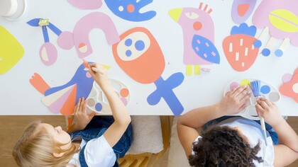 Crianças desenvolvem suas habilidades criativas com manualidades