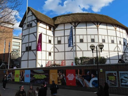 Durante el Renacimiento (siglos XV-XVI), el teatro recuperó elementos clásicos y se profesionalizó, dando lugar a grandes dramaturgos como Shakespeare. Foto año 2025. Shakespeare's Globe, Londres, Inglaterra