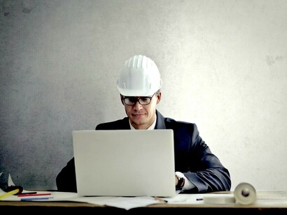 Derick é um homem de muitos papéis, alternando entre o arquiteto bem-sucedido, o pai devoto e o marido carinhoso