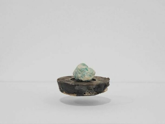 Nina Canell, Unanswered Elemental Thoughts, 2010, chewing-gum, electromagnetic device, shelf, Collection Museum Moderner Kunst (MUMOK), Vienna