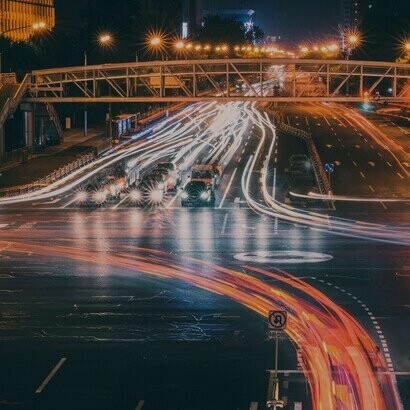 Eine Mobilitätsinfrastruktur, die diesen Namen verdient, ist nicht primär ein Fahrzeugpark, sondern ein orchestriertes Zugangssystem: verlässliche Taktung, klare Schnittstellen, robuste Wartung, transparente Zuständigkeiten, durchgängige Interoperabilität