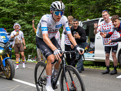 Tadej Pogacar, vêtu du maillot blanc du meilleur jeune du Tour de France 2023, gravit le col de la Marie Blanque