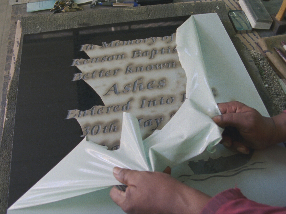 Image extraite de Steve McQueen, Ashes , 2014-15, double projection vidéo HD synchronisée (transférée d’après des films
8mm et 16 mm), son, écran double-face, affiches. 20 min.31 sec.
Still images of Steve McQueen, Ashes , 2014-15, two-channel synchronized HD video (transferred from 8mm and 16mm
film) with audio, projected onto two-sided screen; posters. 20 min. 31 sec.