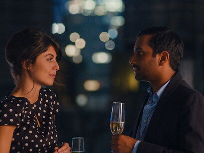 Dev Shah (Aziz Ansari) es un neoyorquino amante de la diversión