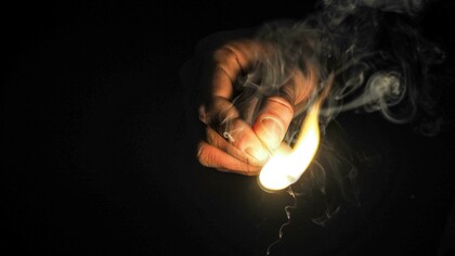 Fiammifero acceso nel buio. Ombre nell'anima: la rappresentazione di un mondo corrotto attraverso otto personaggi