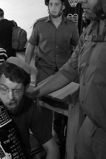 Evacuación de civiles en el asentamiento de Neve Dekalim, Franja de Gaza, 2005