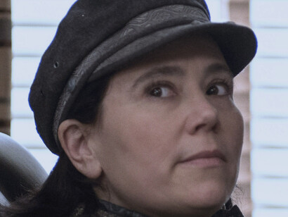 La actriz Alex Borstein completa el elenco de protagonistas: en la serie es Susie Myerson, empleada de The Gaslight Cafe, y más tarde 'manager' de Midge