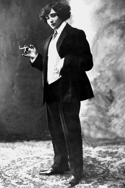 La scrittrice francese Colette (1873-1954) che indossa un abito da uomo con una sigaretta in mano