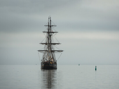 Barco surcando el océano entre la niebla